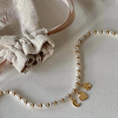 Bracciale 24Kae perle bianche con ciondoli oro 22414Y