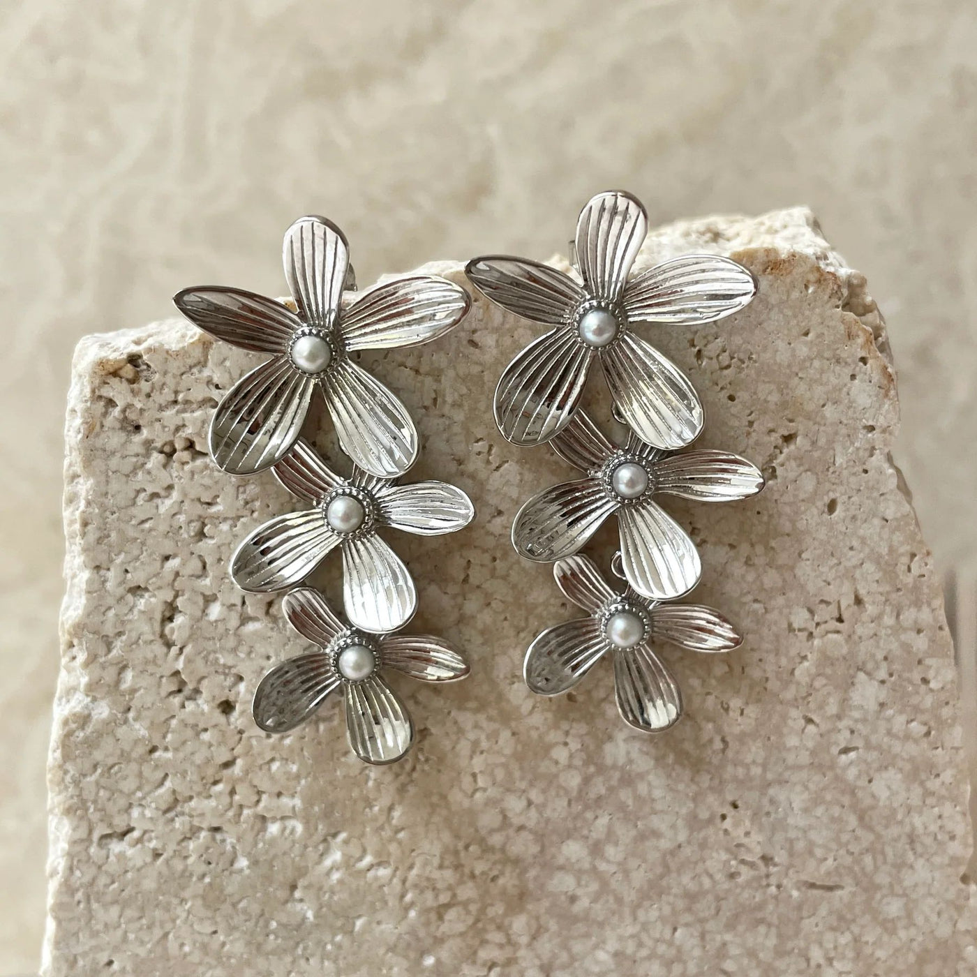 Orecchini 24Kae argento a fiore con perle bianche 42455S